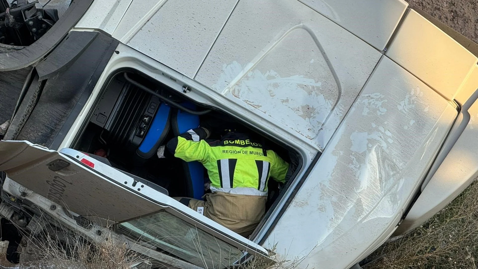 MURCIA.-Sucesos.- Un camión cargado de melones vuelca en un terraplén en Jumilla y su conductor resulta herido