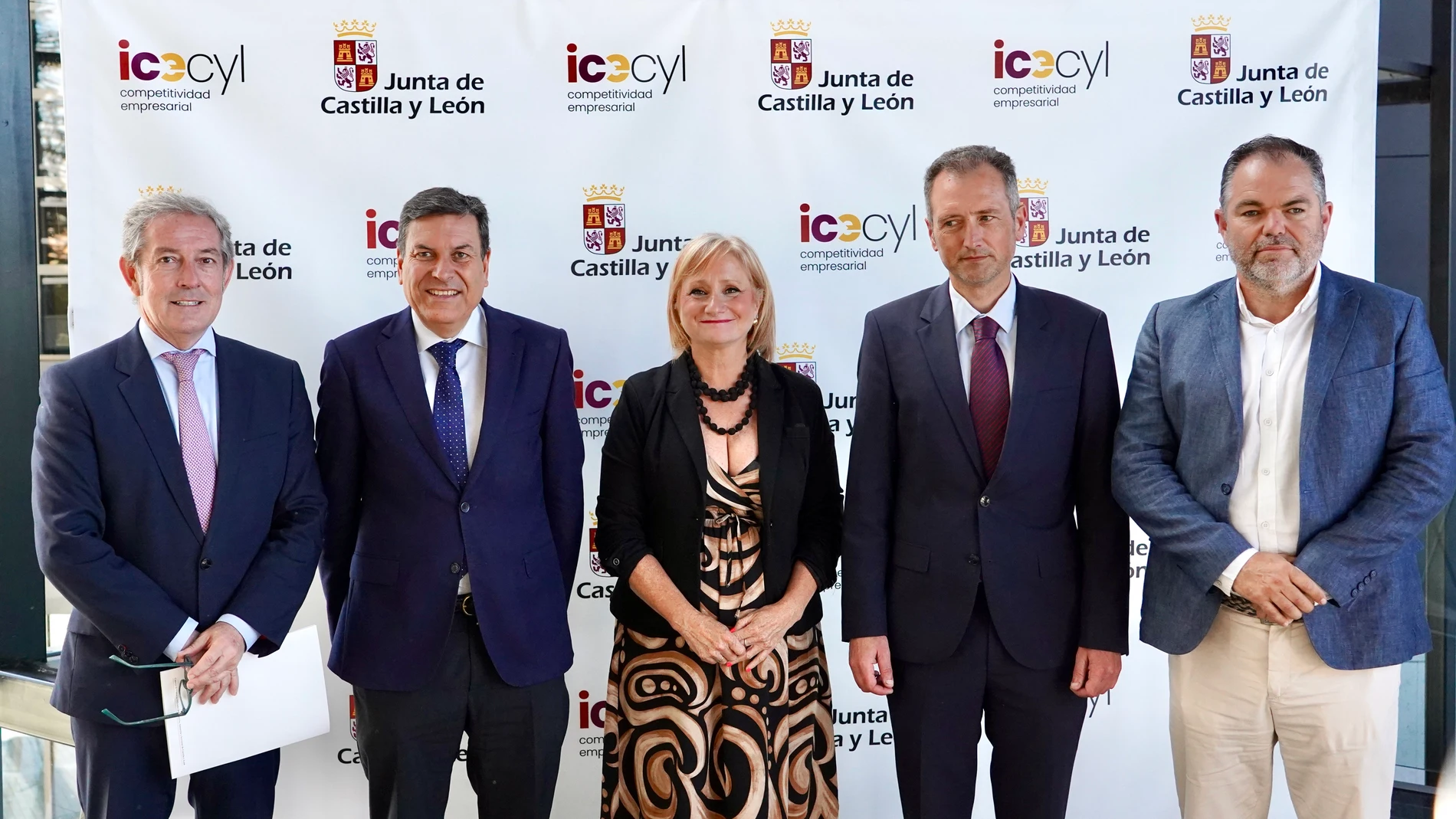 El consejero de Economía y Hacienda y portavoz, Carlos Fernández Carriedo y la consejera de Industria, Comercio y Empleo, Leticia García Sánchez participan en la constitución de la Mesa por el Sector de la Seguridad de Castilla y León.