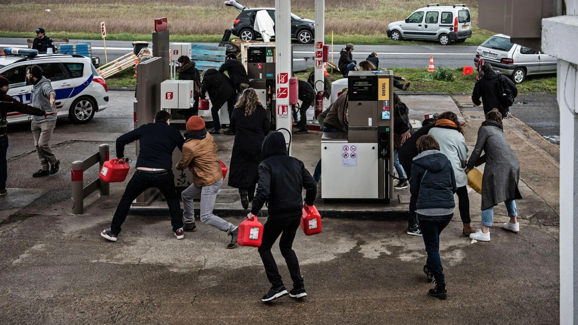 Verás a gente pelearse por garrafas de gasolina, entre otras cosas