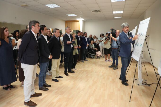 El presidente de la Generalitat, Carlos Mazón, junto al alcalde de Paterna, José Antonio Sagredo
