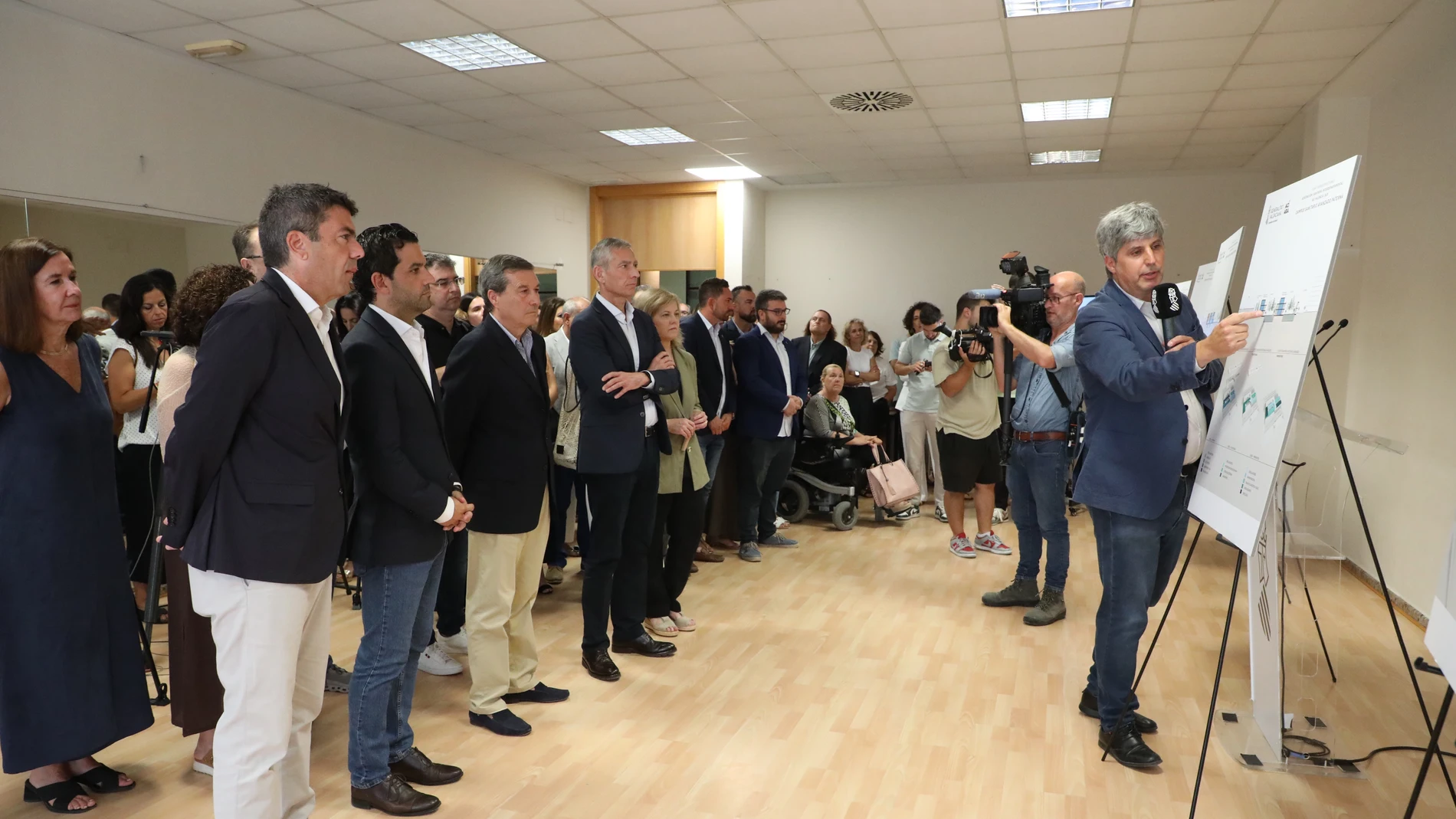 El presidente de la Generalitat, Carlos Mazón, junto al alcalde de Paterna, José Antonio Sagredo
