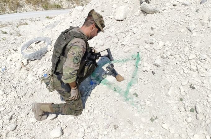 Miembro del Ejército de Tierra realizando tareas de desactivación de explosivos