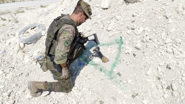 Miembro del Ejército de Tierra realizando tareas de desactivación de explosivos