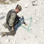 Miembro del Ejército de Tierra realizando tareas de desactivación de explosivos