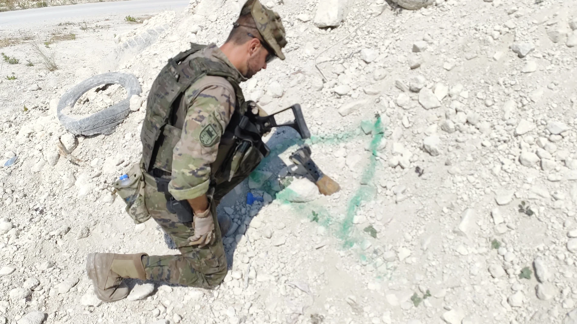 Miembro del Ejército de Tierra realizando tareas de desactivación de explosivos