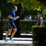 Gente corriendo y haciendo deporte en el Retiro.