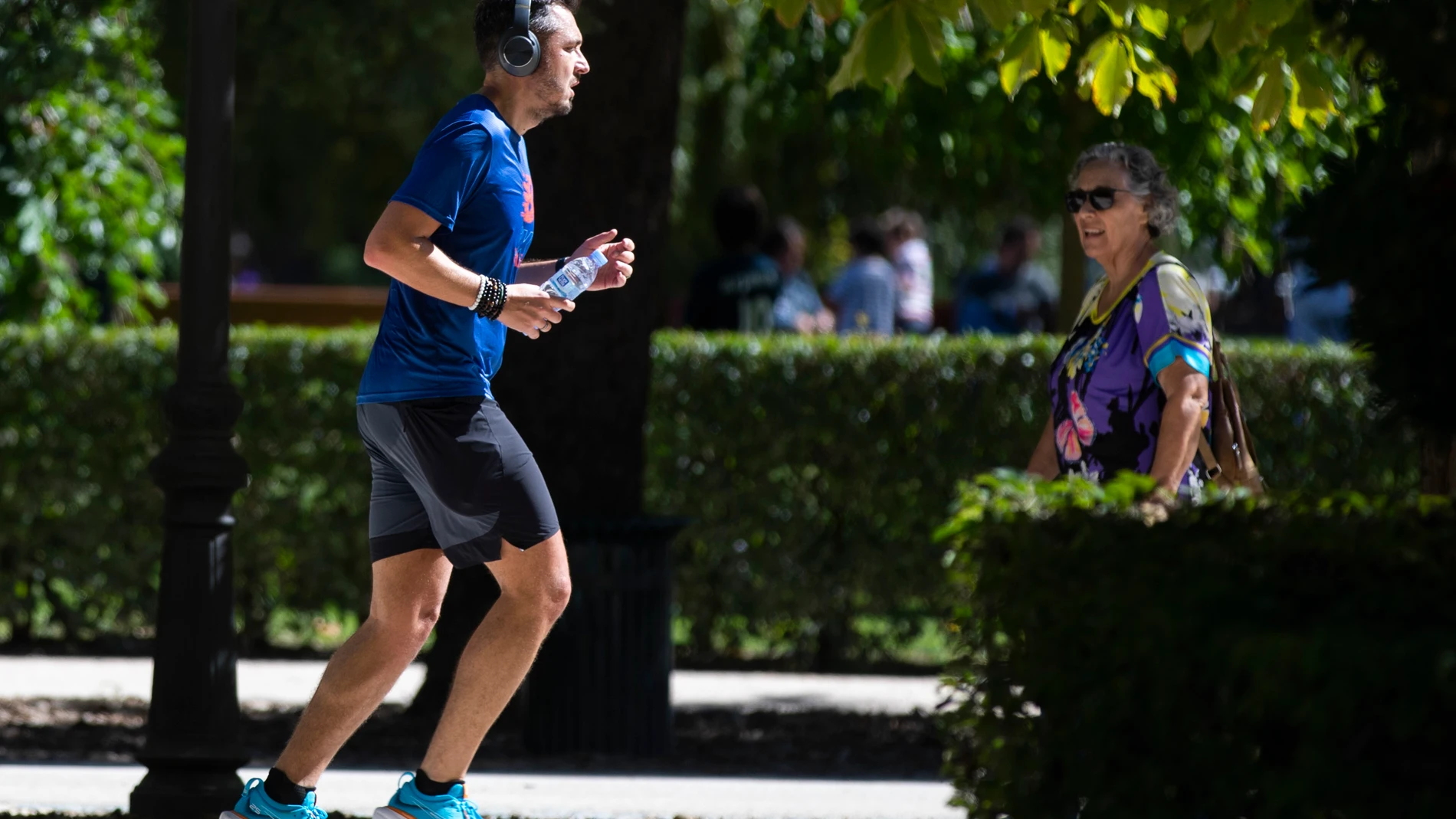 Gente corriendo y haciendo deporte en el Retiro.