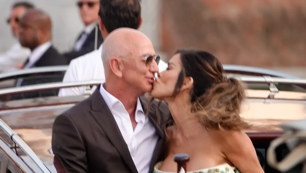 Jeff Bezos y Lauren Sanchez se rodean de VIPs en su preboda en Venecia