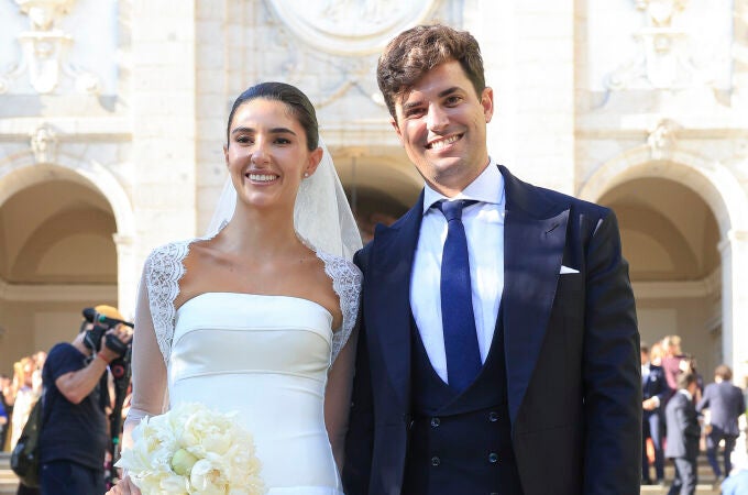 Carla Vico y Álvaro González en su boda en Madrid.