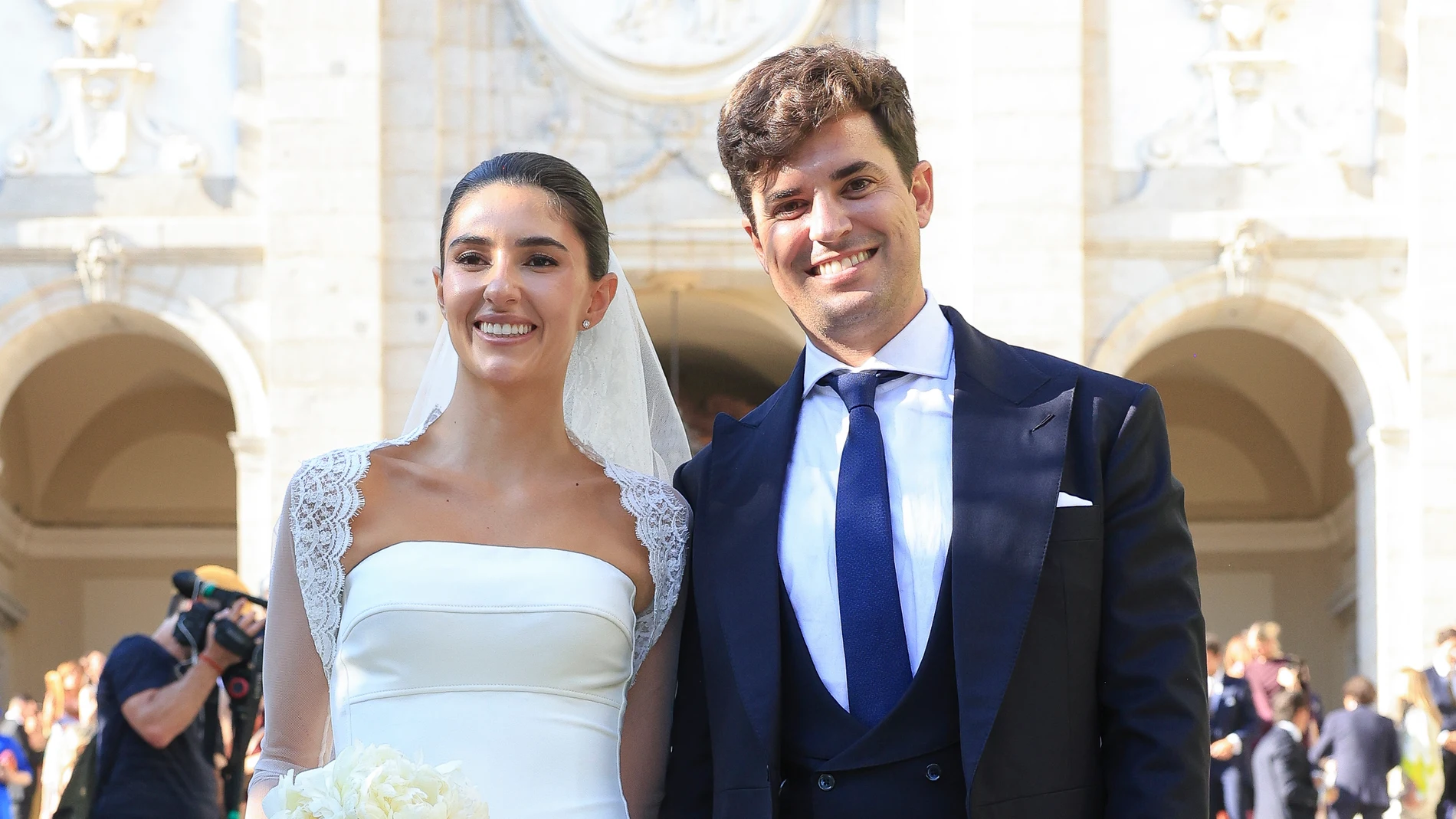 Carla Vico y Álvaro González en su boda en Madrid.