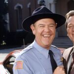 Rick Hurst en una escena de la serie