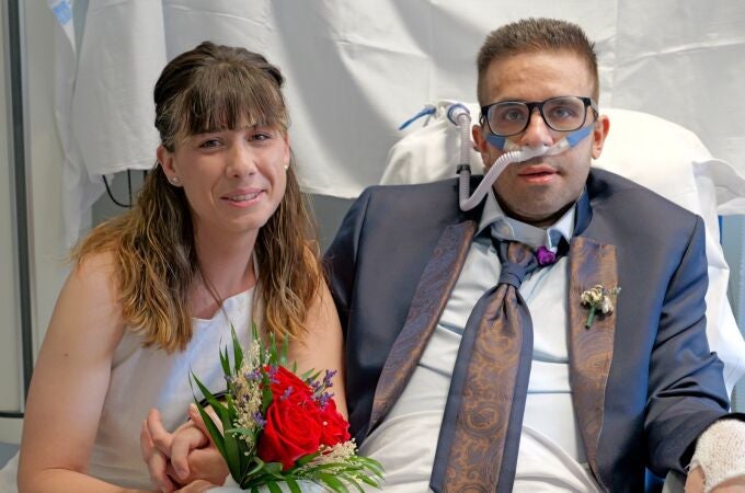 Esther y Javier se casan en la UCI del Gregorio Marañón