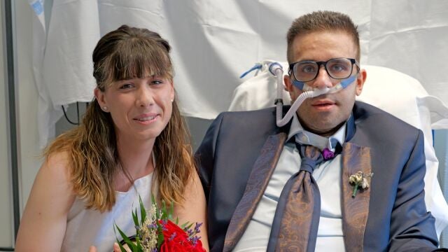 Esther y Javier se casan en la UCI del Gregorio Marañón