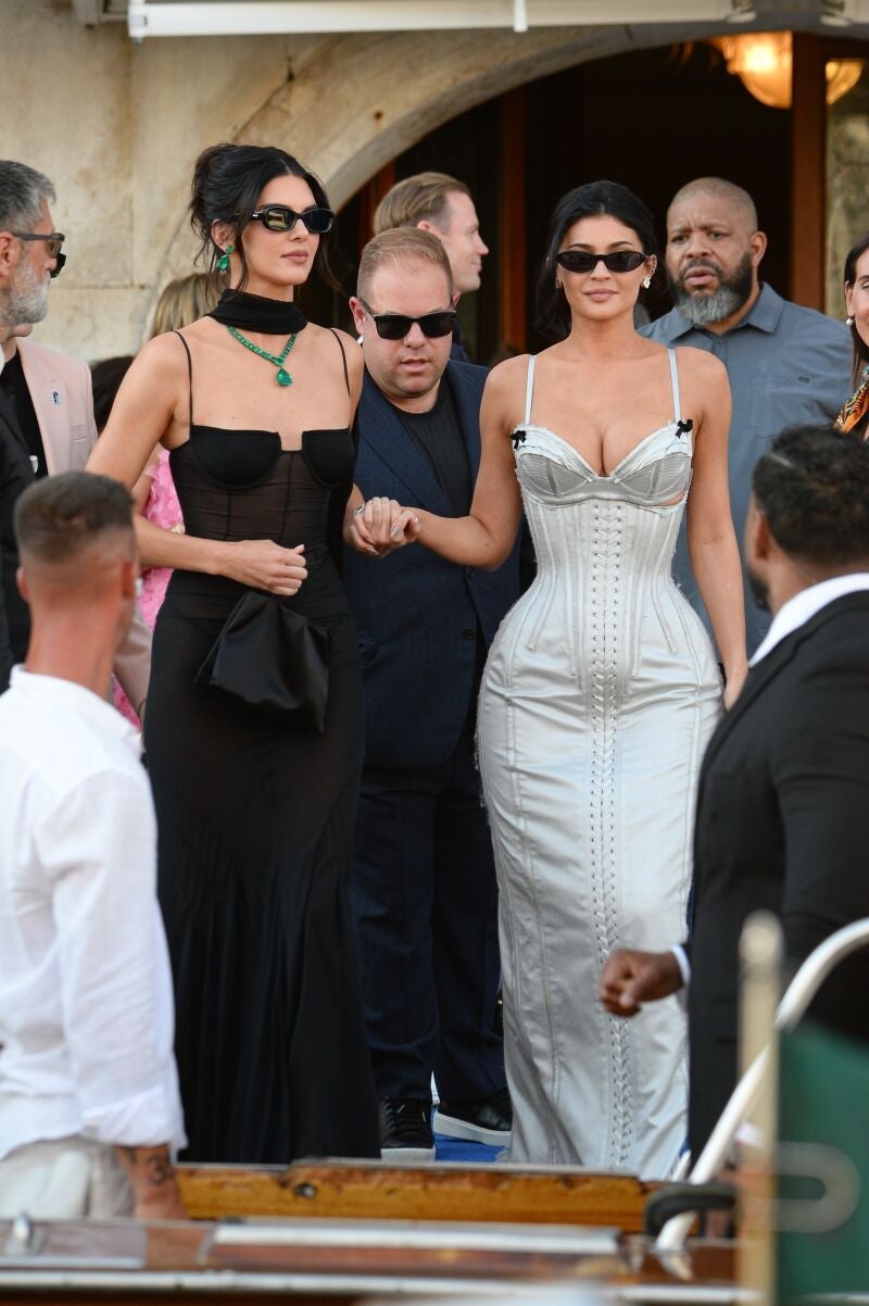 Kendall y Kylie Jenner en la boda de Lauren Sánchez y Jeff Bezos en Venecia.