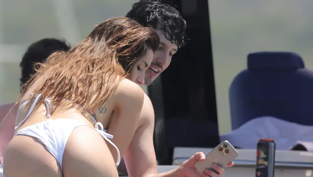 Lola Índigo y Sebastián Yatra, de fiesta en un yate en Ibiza