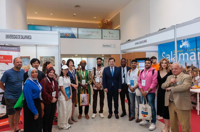 Fernández Mañueco con participantes en el VIII Congreso Internacional del Español en Salamanca 