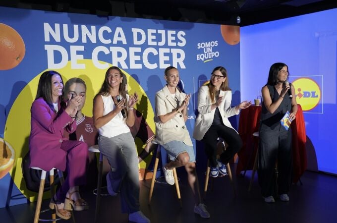 Virginia Torrecilla y Silvia Lloris, en el centro, en el evento de Lidl