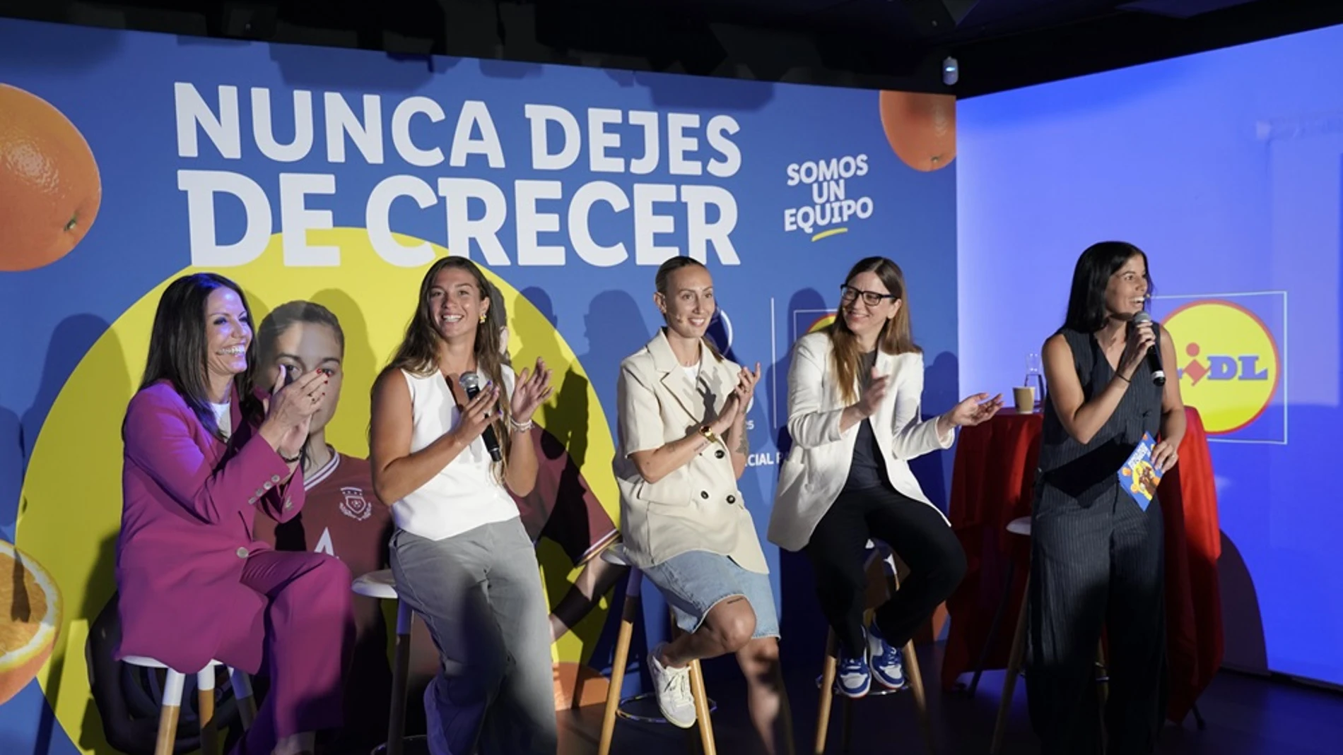 Virginia Torrecilla y Silvia Lloris, en el centro, en el evento de Lidl