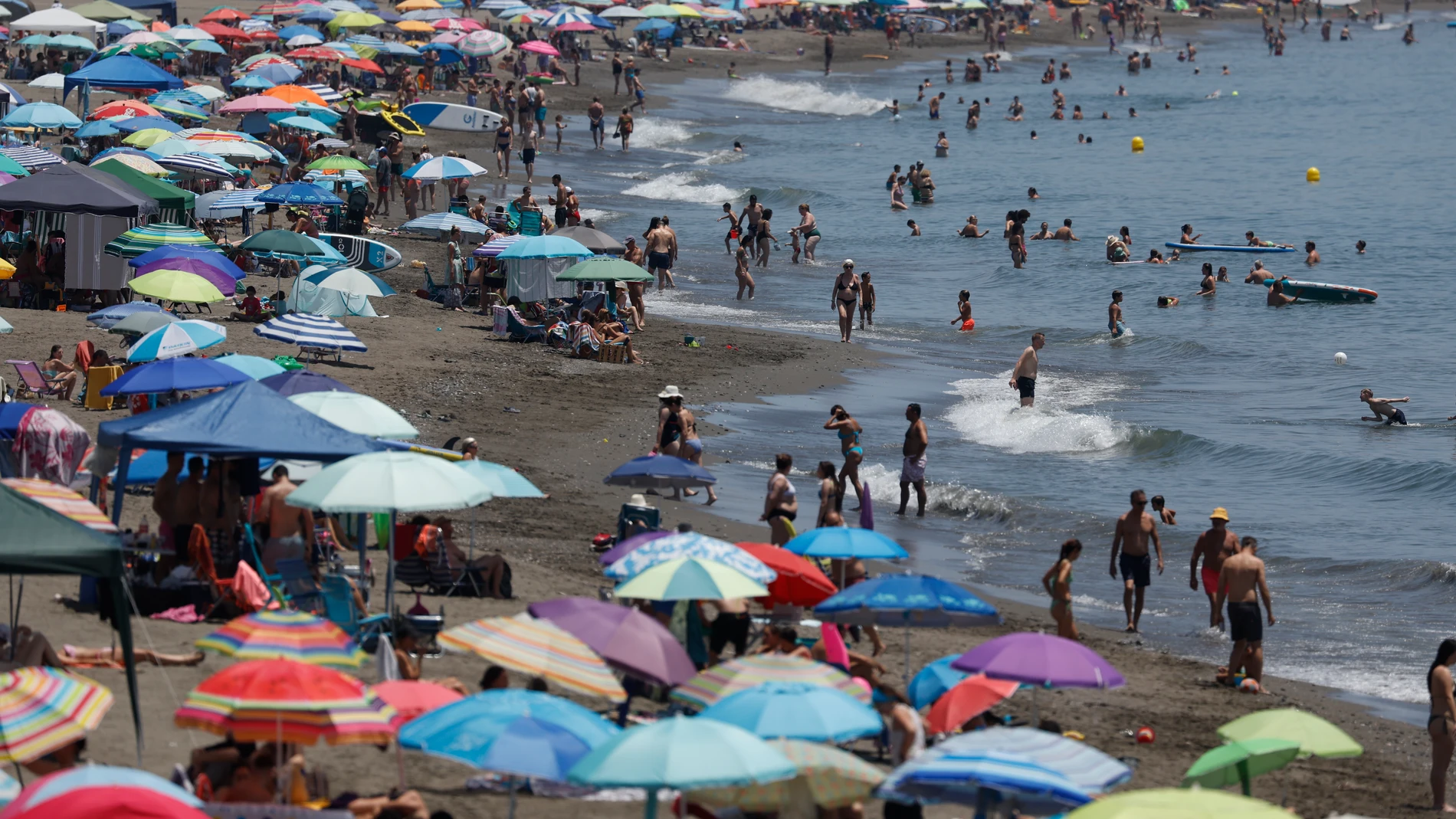 Rincón de la Victoria (Málaga), 28/06/2025.- Playa del Rincón de la Victoria. Catorce comunidades están este sábado en alerta por temperaturas excepcionalmente altas en el día de inicio de la primera ola de calor del verano en España, con valores que podrían alcanzar los 43 grados en el valle del Guadalquivir y entre 39 y 41 grados en numerosas ciudades del interior peninsular. EFE/Jorge Zapata