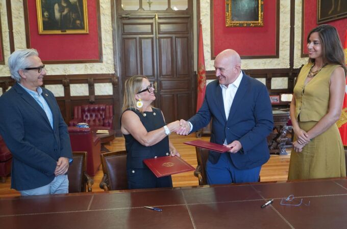 Jesús Julio Carnero en la firma del convenio con Antonia Machín