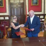 Jesús Julio Carnero en la firma del convenio con Antonia Machín