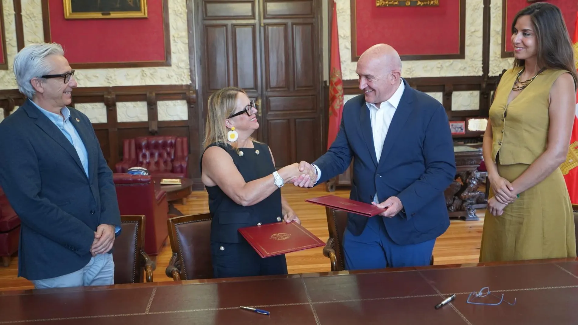 Jesús Julio Carnero en la firma del convenio con Antonia Machín