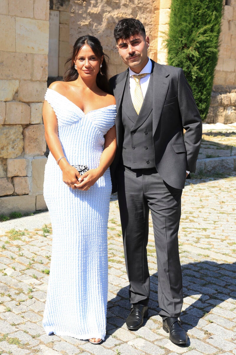 Lara Tronti y Hugo Pérez en la boda de Ana de Miguel en Sevilla.