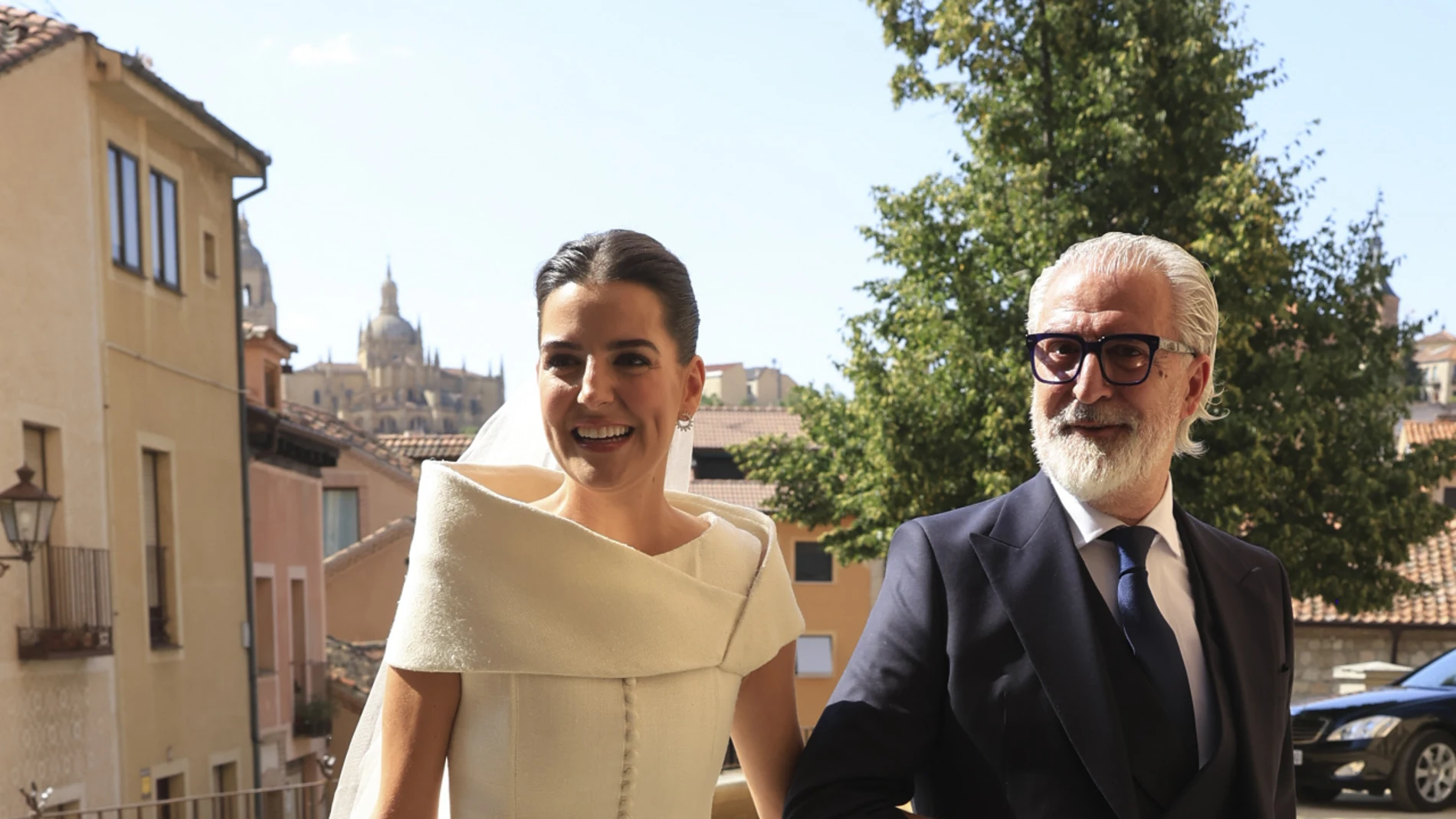 Ana de Miguel, antes de entrar a la catedral de Segovia para casarse