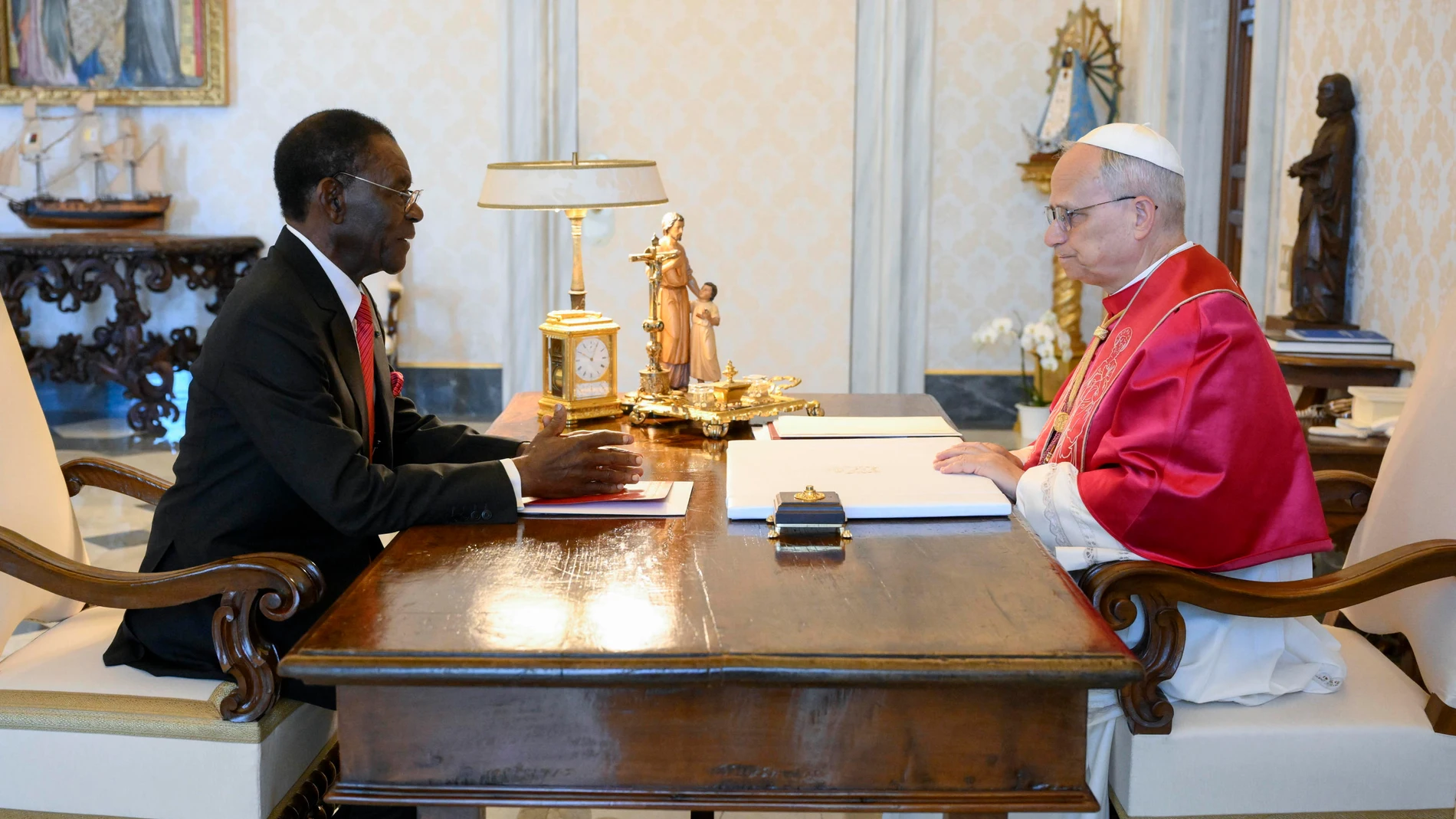 VATICAN CITY (Vatican City State (Holy See)), 28/06/2025.- A handout picture provided by the Vatican Media shows Pope Leo XIV (R) meeting Equatorial Guinea's President Teodoro Obiang Nguema Mbasogo during an audience, in Vatican City, 28 June 2025. (Papa, Guinea Ecuatorial, República Guinea) EFE/EPA/VATICAN MEDIA HANDOUT HANDOUT EDITORIAL USE ONLY/NO SALES