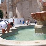 La primera ola de calor del verano empieza este sábado con 35 provincias con avisos, 18 en nivel naranja