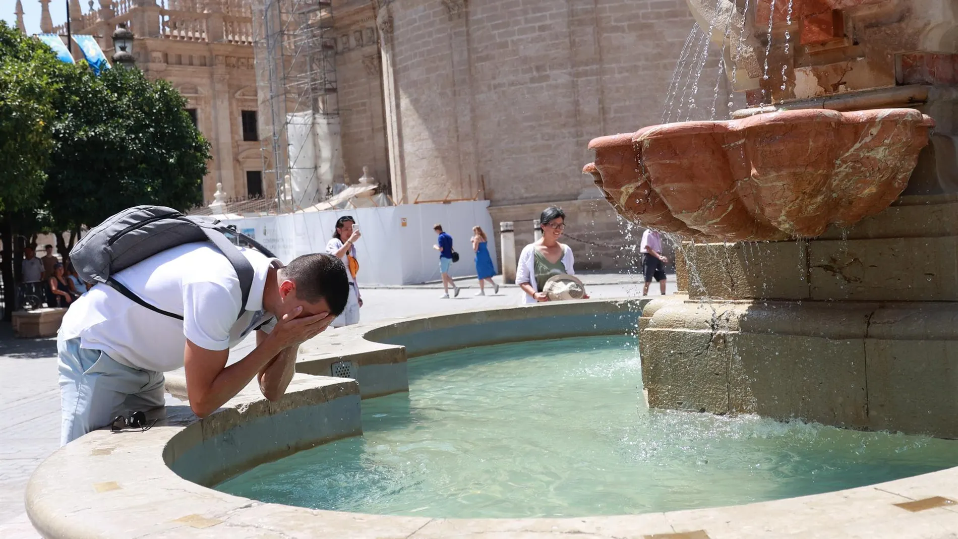 La primera ola de calor del verano empieza este sábado con 35 provincias con avisos, 18 en nivel naranja