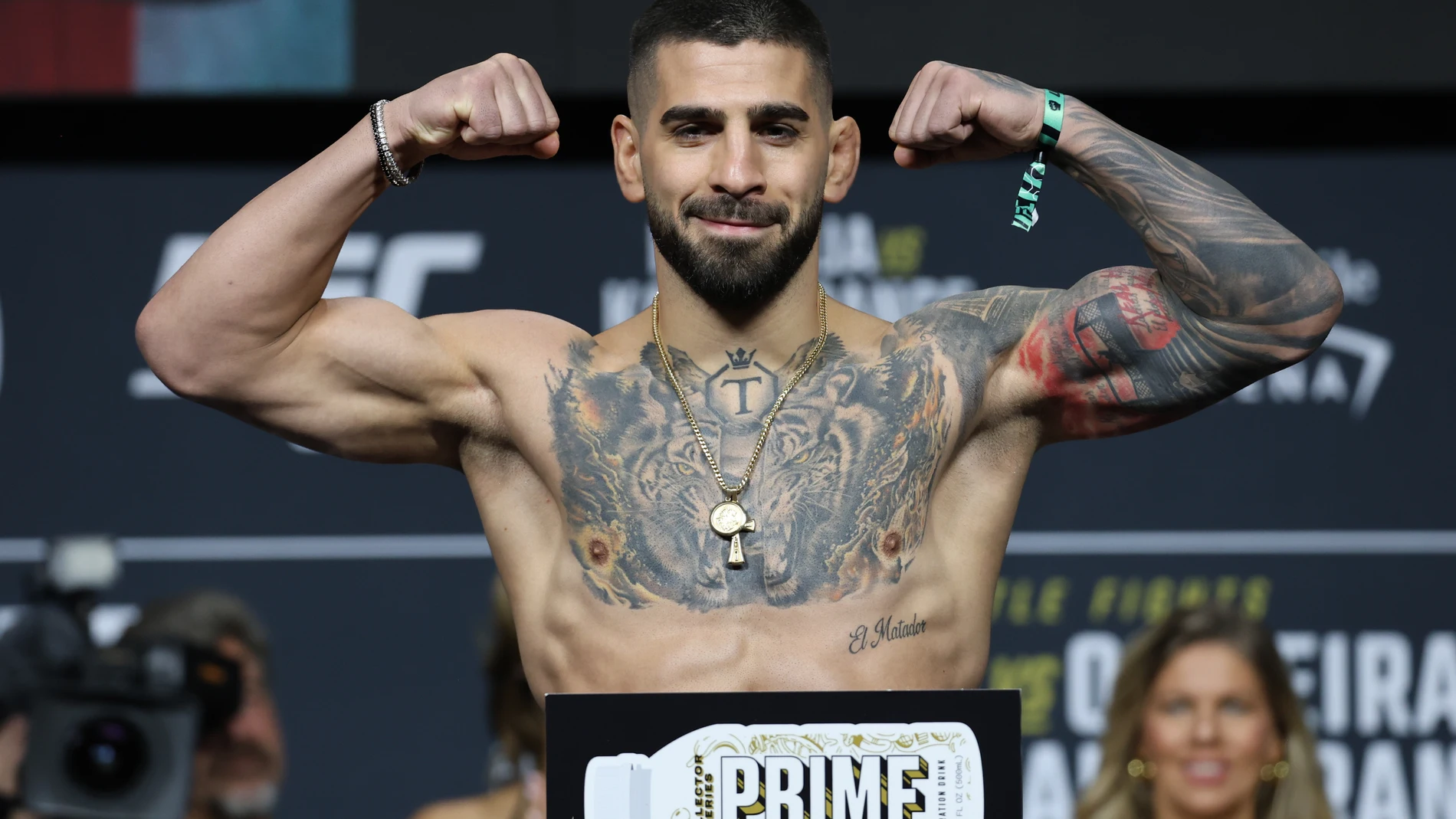AME9239. LAS VEGAS (ESTADOS UNIDOS), 27/06/2025.- El peleador español Ilia Topuria posa en el evento de pesaje no oficial previo a su combate contra el brasileño Charles Oliveira, este viernes en el Arena T-Mobile de Las Vegas (Estados Unidos). Topuria se enfrentará este sábado a Oliveira en la pelea estelar de la UFC 317 en la que está en juego el título vacante del peso ligero. EFE/ Octavio Guzmán