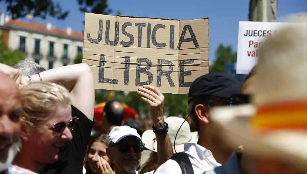 Pancarta en defensa de la libertad judicial durante la protesta del Supremo