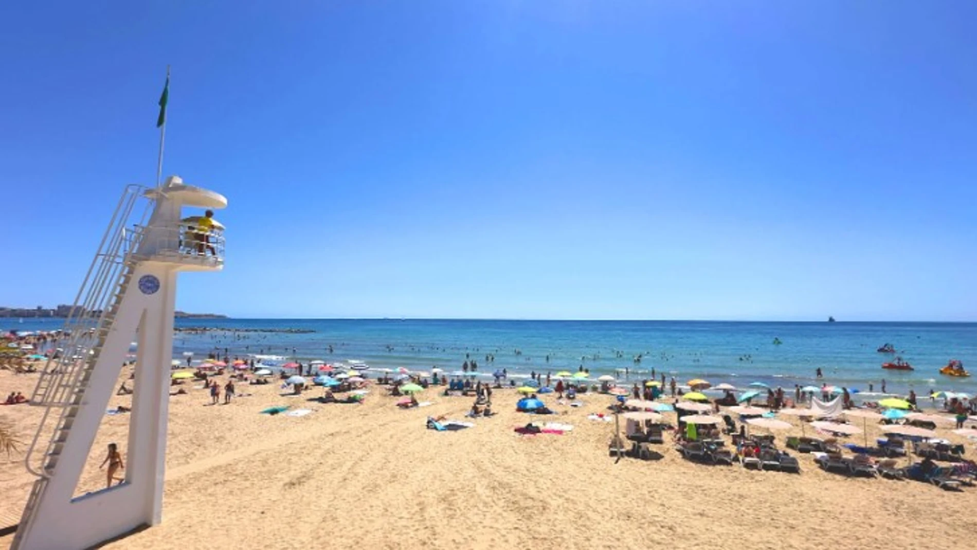 Imagen de la playa urbana del Postiguet de Alicante
