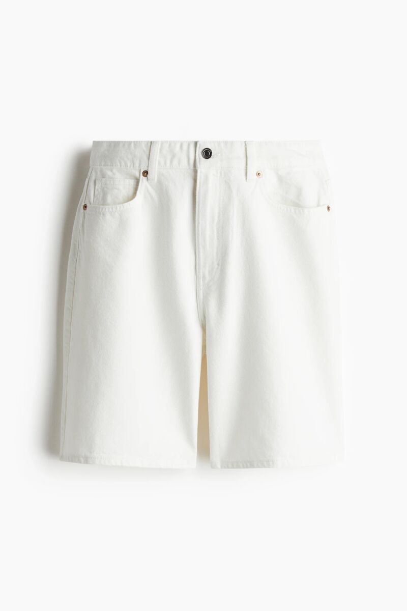 Bermudas denim en blanco.