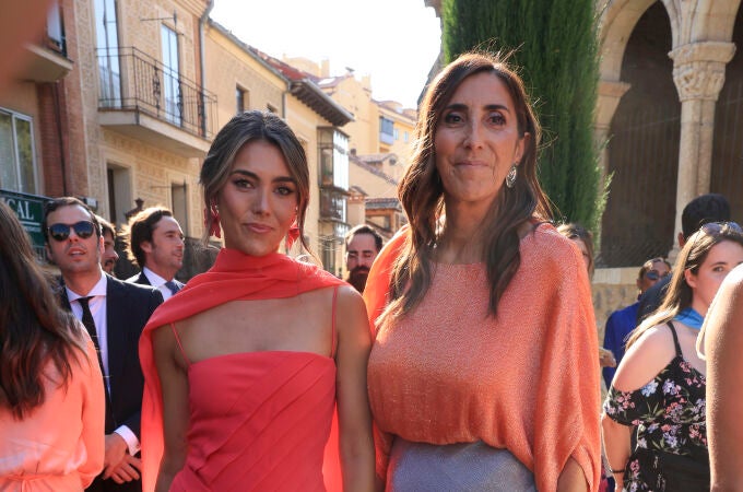 Paz Padilla y Ana Ferrer en la boda de Ana de Miguel y Álvaro Aguilar en Sevilla.