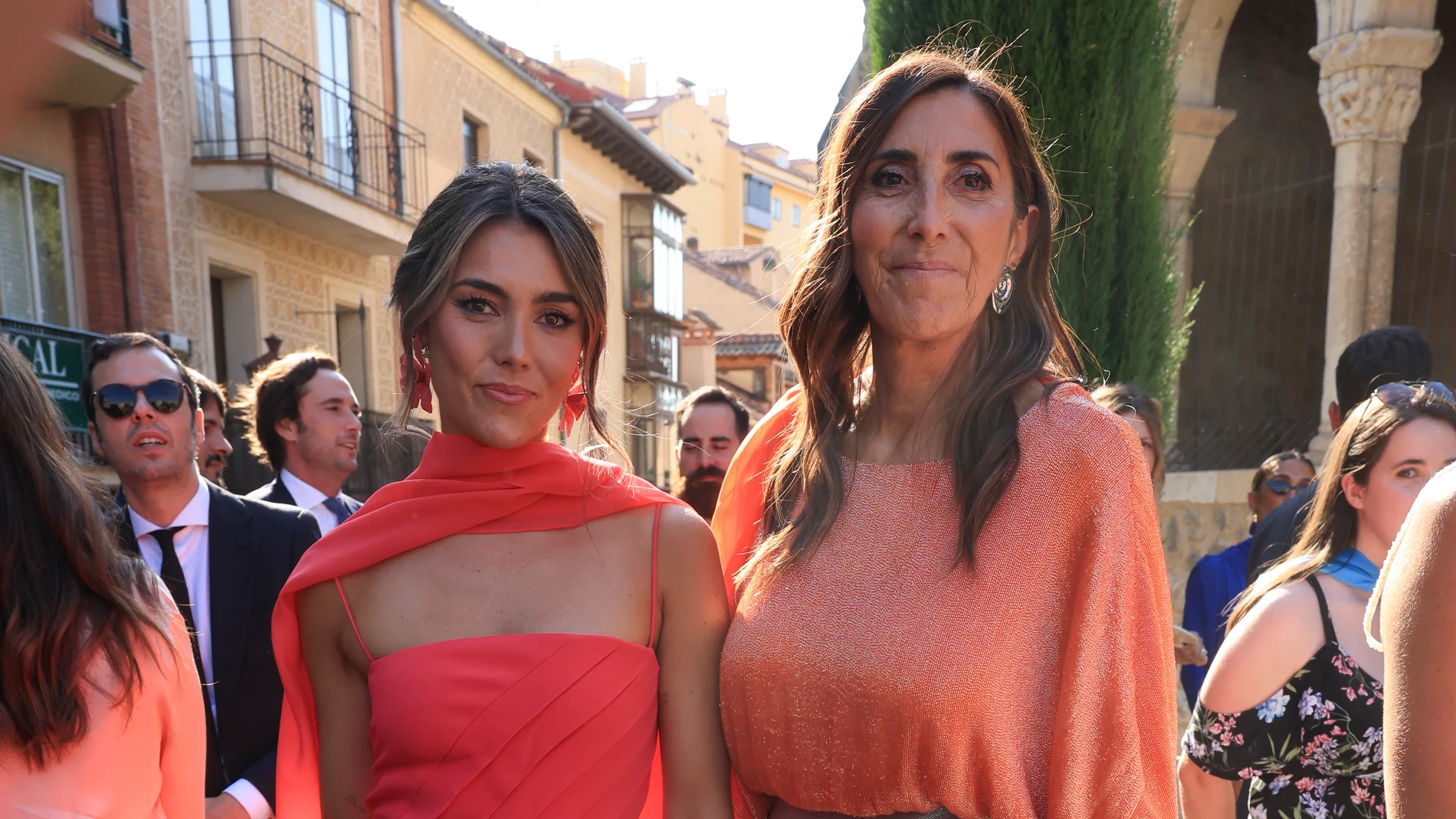 Paz Padilla y Ana Ferrer en la boda de Ana de Miguel y Álvaro Aguilar en Sevilla.