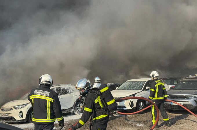 MADRID.-Sucesos.- Un incendio en Algete calcina al menos 30 coches en una campa y moviliza 17 medios para su extinción