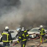 MADRID.-Sucesos.- Un incendio en Algete calcina al menos 30 coches en una campa y moviliza 17 medios para su extinción