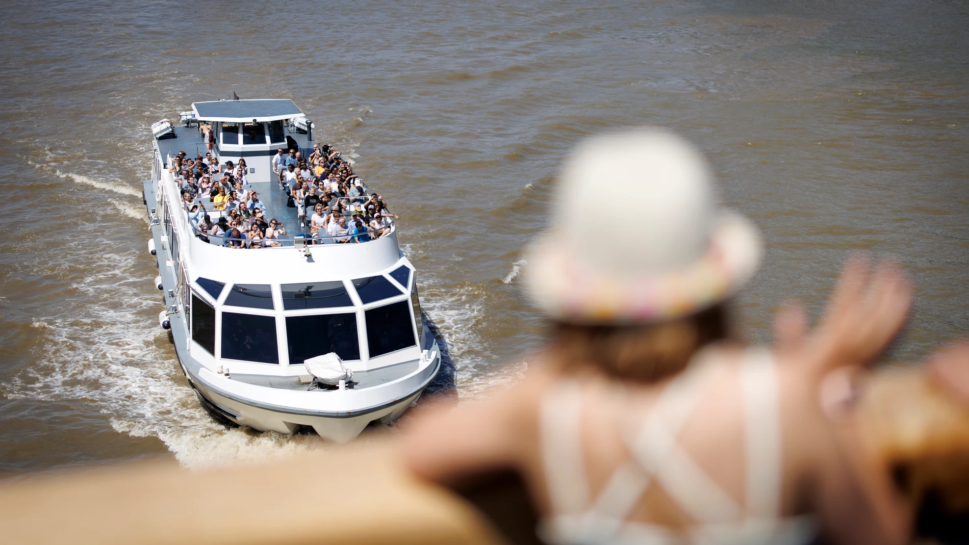 FOTODELDÍA EPA5980. LONDRES (REINO UNIDO), 27/06/2025.- Personas navegan por el río Támesis durante un caluroso día este viernes en Londres (Gran Bretaña). Una segunda ola de calor estival llega al país con una alerta meteorológica ámbar debido a que se espera que las temperaturas suban hasta 34-35 grados Celsius en los próximos días. EFE/EPA/ Tolga Akmen