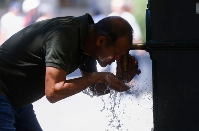 Imagen de un hombre refrescándose