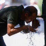 Imagen de un hombre refrescándose