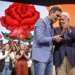 El secretario general del PSOE y presidente del Gobierno, Pedro Sánchez, y el exsecretario general y expresidente del Gobierno, Felipe González, participando hoy en Sevilla en un acto para conmemorar el 40 aniversario de la victoria electoral que en 1982 hizo posible el primer gobierno socialista de la democracia. 