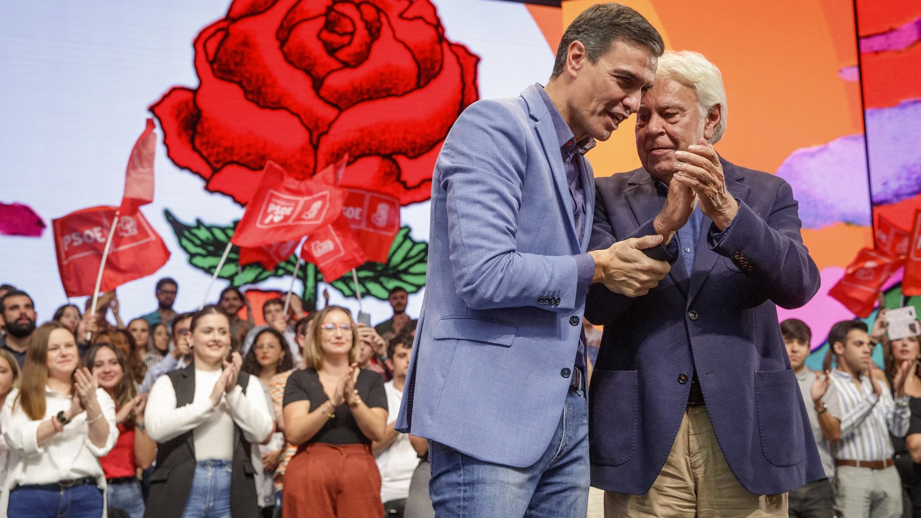 El secretario general del PSOE y presidente del Gobierno, Pedro Sánchez, y el exsecretario general y expresidente del Gobierno, Felipe González, participando hoy en Sevilla en un acto para conmemorar el 40 aniversario de la victoria electoral que en 1982 hizo posible el primer gobierno socialista de la democracia.