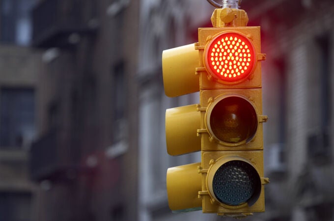 La DGT explica que los semáforos son fundamentales para la seguridad vial porque ayudan a regular el tráfico y prevenir accidentes
