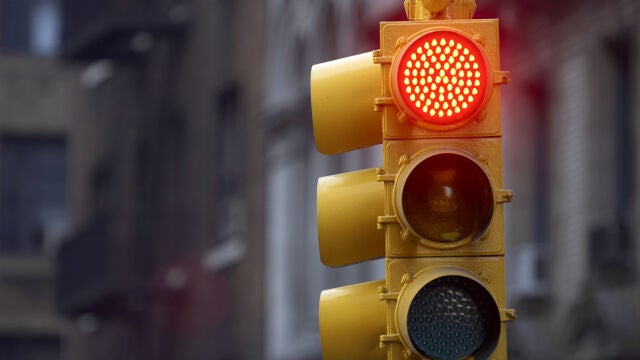 La DGT explica que los semáforos son fundamentales para la seguridad vial porque ayudan a regular el tráfico y prevenir accidentes