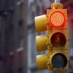 La DGT explica que los semáforos son fundamentales para la seguridad vial porque ayudan a regular el tráfico y prevenir accidentes