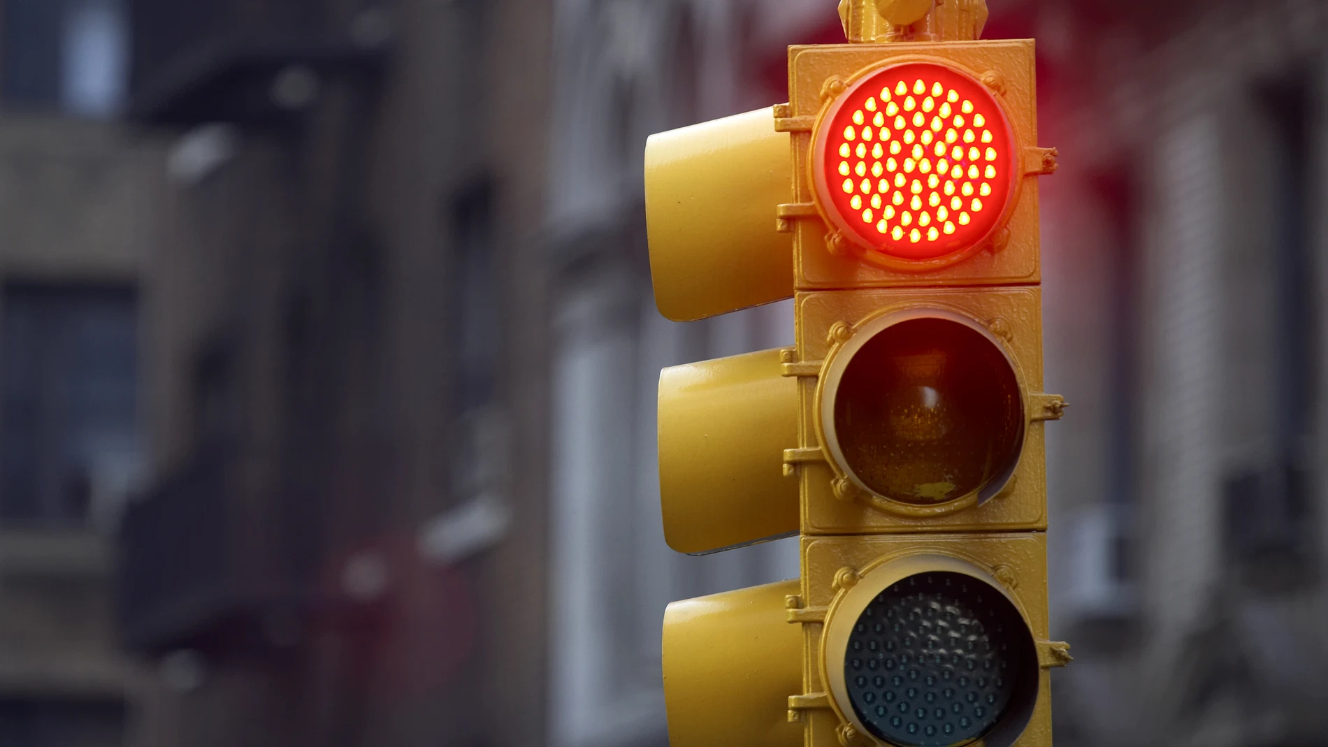 La DGT explica que los semáforos son fundamentales para la seguridad vial porque ayudan a regular el tráfico y prevenir accidentes