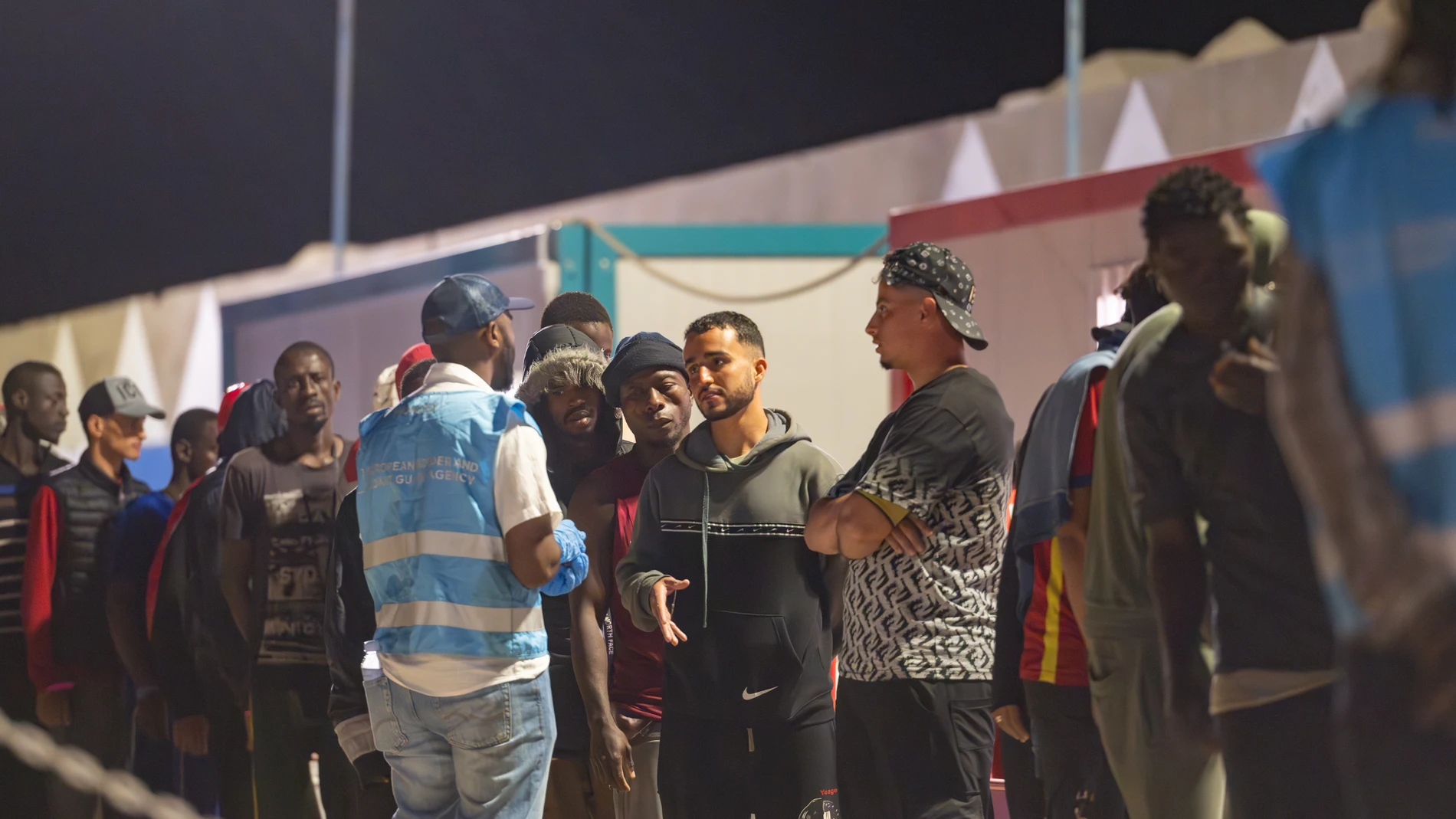GRAFCAN2131. GRAN TARAJAL (FUERTEVENTURA), 28/06/2025.- Salvamento Marítimo ha rescatado en la noche de este viernes a 85 personas, 76 hombres, 4 mujeres y 5 niños, de dos pateras que navegaban a unas 40 millas al sur de la isla de Fuerteventura. Los inmigrantes, subsharianos y magrebíes, han relatado a su llegada al puerto de Gran Tarajal (Fuerteventura) que habían partido de la localidad de El Aaiún. EFE/ Carlos De Saá