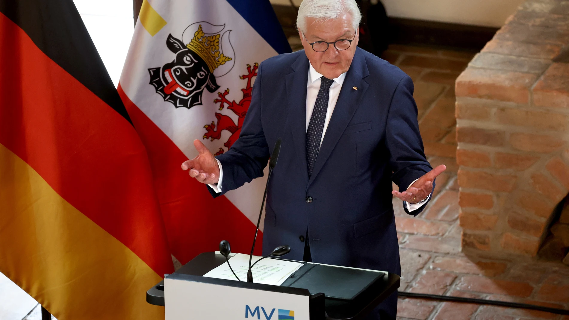 24 June 2025, Mecklenburg-Western Pomerania, Ulrichshusen: German President Frank-Walter Steinmeier addresses the ambassadors present at Ulrichshusen Palace before the start of lunch for 161 diplomats. Photo: Bernd Wüstneck/dpa 24/06/2025 ONLY FOR USE IN SPAIN